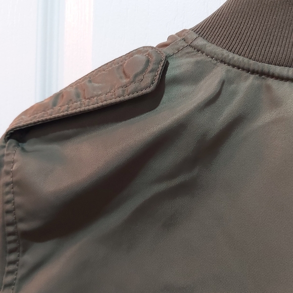 Aritzia Talula Whitby Bomber Jacket Olive Green Flight Military - Size Small - Picture 5 of 13